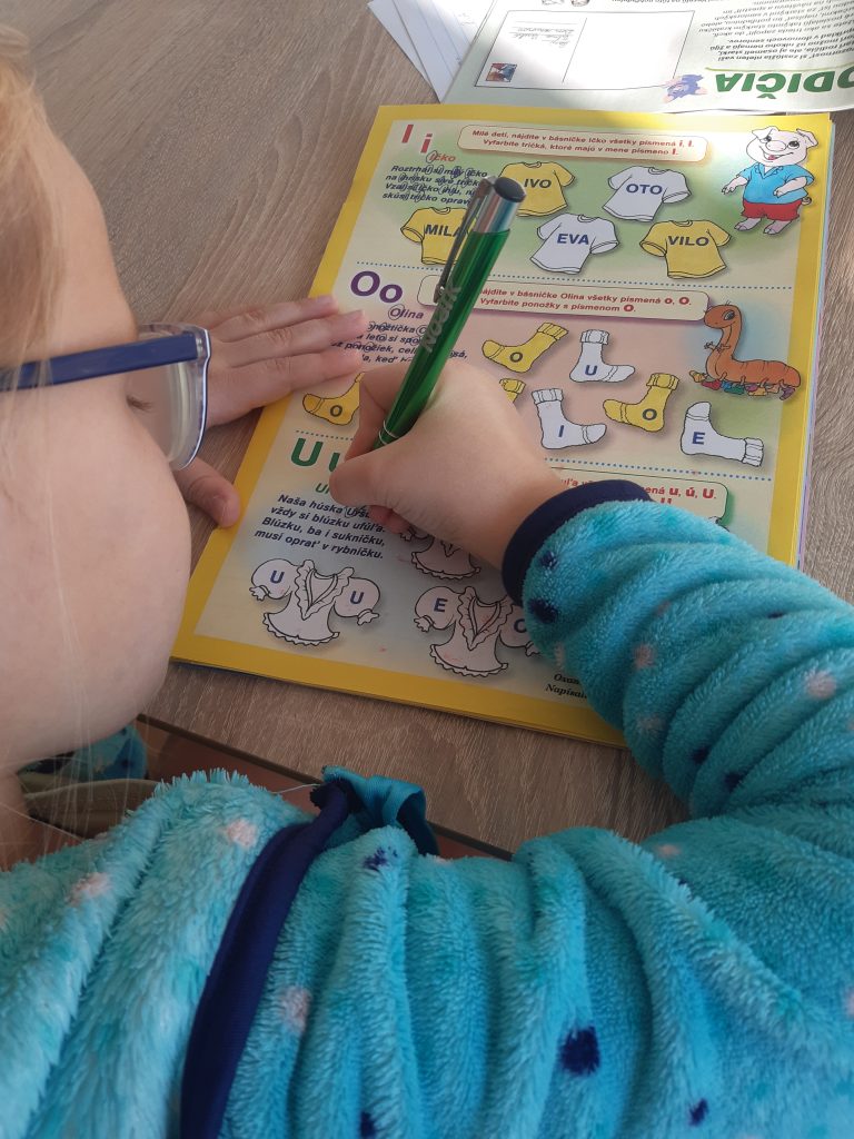 S radosťou sa zapájali aj prváčikovia.